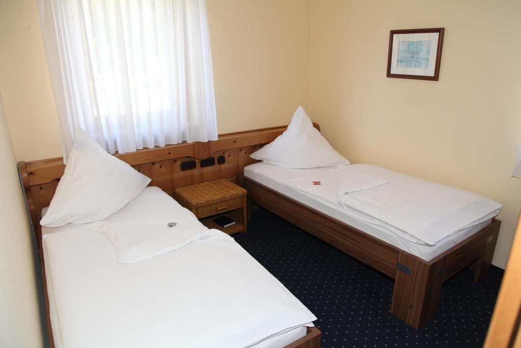 Hotel Brucker Gastehaus Fuerstenfeldbruck Zimmer foto