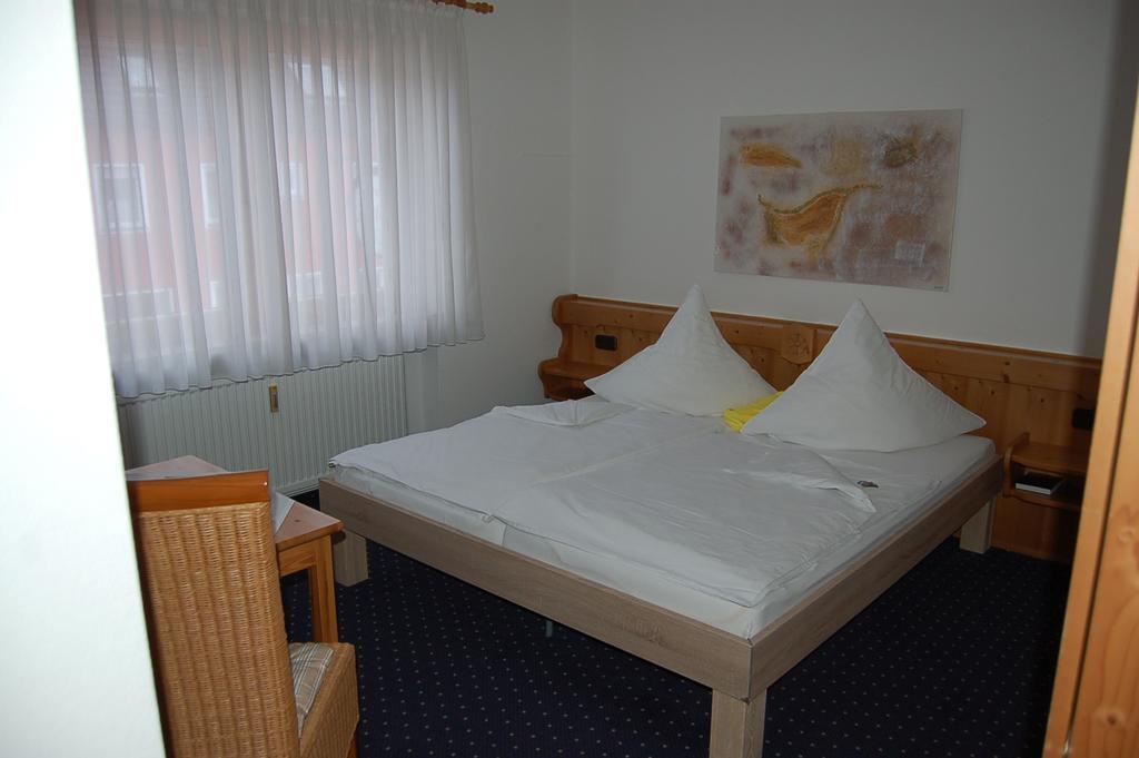 Hotel Brucker Gastehaus Fuerstenfeldbruck Zimmer foto