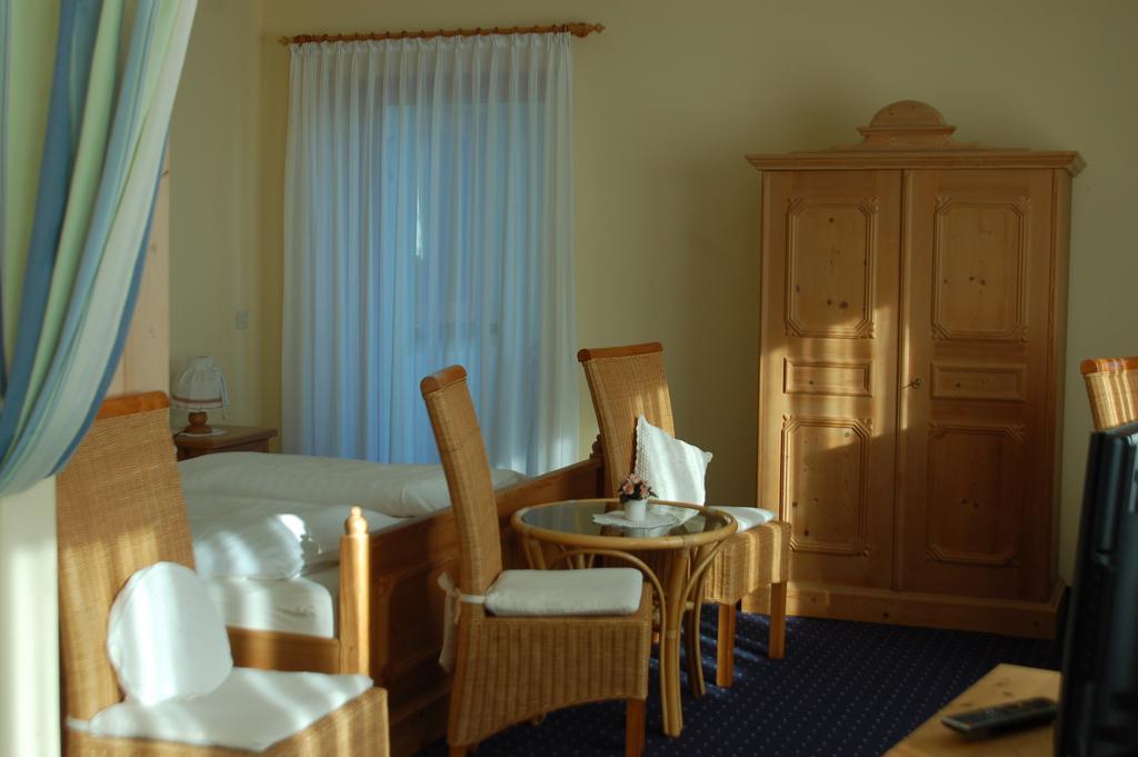 Hotel Brucker Gastehaus Fuerstenfeldbruck Zimmer foto
